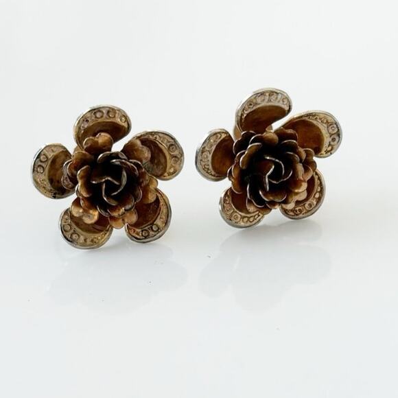 Vintage Gold Tone Flower Screw-Back Earrings - Picture 3 of 10